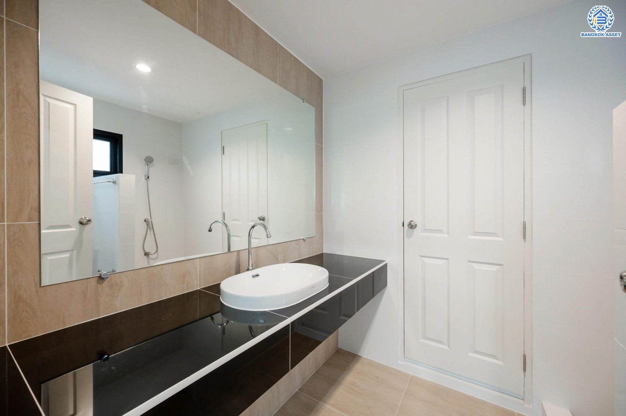 บ้านเดี่ยวมือสอง ตกแต่งใหม่ โครงการ ศศิธร บางบอน3 รองรับทุกความสุข เนื้อที่ 65.3 ตร.ว. ฟังก์ชัน 3 ห้องนอน 3 ห้องน้ำ 1 ห้องอเนกประสงค์ จอดรถได้ 2 คัน บนทำเลเดินทางสะดวก ใกล้รถไฟฟ้าสายสีน้ำเงิน "สถานีหลักสอง" และจุดขึ้นทางด่วน "พระราม2" และ The Mall บางแค